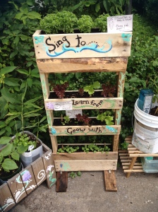 Fabric lined, vertical pallet planter with support-feet and polycoat.